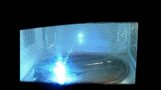 전자레인지에 금속을 넣자 스파크가 발생하는 모습.