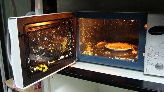 전자레인지에 계란을 넣을 경우 폭발할 위험이 있다.