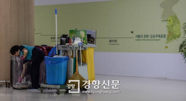 김포공항 용역업체 소속 한 청소노동자가 18일 국내선 청사에서 청소를 하고 있다.  이준헌 기자 ifwedont@kyunghyang.com