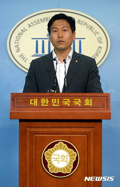 【서울=뉴시스】고승민 기자 = 국민의당 손금주 수석대변인이 16일 오후 서울 여의도 국회에서 개각 관련 논평을 하고 있다. 2016.08.16.   kkssmm99@newsis.com