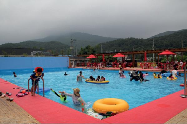 [월간산]강화도 산들애캠핑장은 여름에 대형 수영장을 개장해 인기가 좋다.