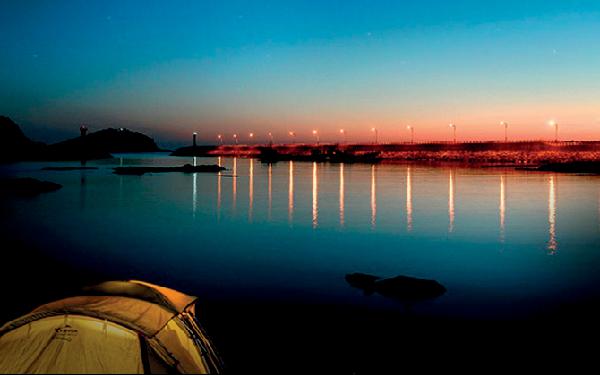 [월간산]등대가 바라보이는 고즈넉한 바다 풍경이 일품인 태안송도오토캠핑장의 야경.