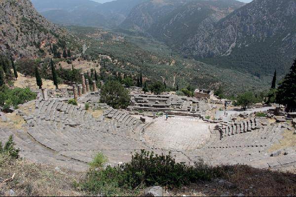 [월간산]델피는 산 사면을 깎아 도시를 조성했지만 제일 위에 원형경기장, 그 밑에 원형극장, 그 밑에 신전, 그 밑에 사람들이 사는 마을을 구성한 모습을 볼 수 있다.