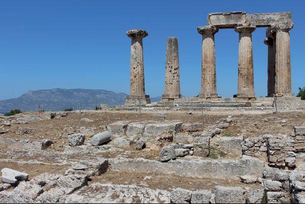 [월간산]고린도의 아폴론신전이 중앙에 있고, 주변 지형은 평평한 토체의 산 형체를 보여 준다.