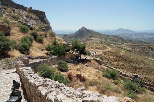 [월간산]아크로고린도스에 있는 성벽이 철옹성 같아 보인다. 주변 지형도 대체적으로 토체의 산의 형세를 보이지만 야트막한 봉우리들이 마치 왕을 호위하듯이 살짝 살짝 솟아 있다.