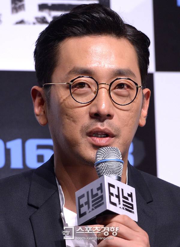 배우 하정우가 7일 오전 서울 강남구 압구정 CGV에서 열린 영화 &amp;lt;터널&amp;gt; (감독 김성훈) 제작보고회에서 소감을 밝히고 있다. 영화 &amp;lt;터널&amp;gt;은 갑자기 무너진 터널 안에 고립된 한 남자와 그의 구조를 둘러싸고 변해가는 터널 밖의 이야기를 그린 영화이다.  이석우 기자 foto0307@kyunghyang.com
