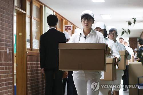 기억교실 임시 이전 시작     (안산=연합뉴스) 홍기원 기자 = 세월호 참사 당시 2학년 학생과 교사들이 사용하던 '기억교실' 임시 이전이 시작된 20일 오전 경기도 안산시 단원고등학교에서 유가족과 자원봉사자들이 유품이 든 상자를 들고 나오고 있다. 안산교육지원청 별관으로 이전되는 기억교실의 책상과 추모 메모를 비롯한 기억 물품은 4·16 안전교육시설이 건립될 때까지 한시적으로 보존·전시된다.