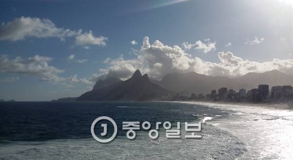 이파네마 해변 동쪽 끝 바위 언덕 아르포아도르(Arpoador)에서 바라 본 이파네마 해변의 모습. 윤호진 기자