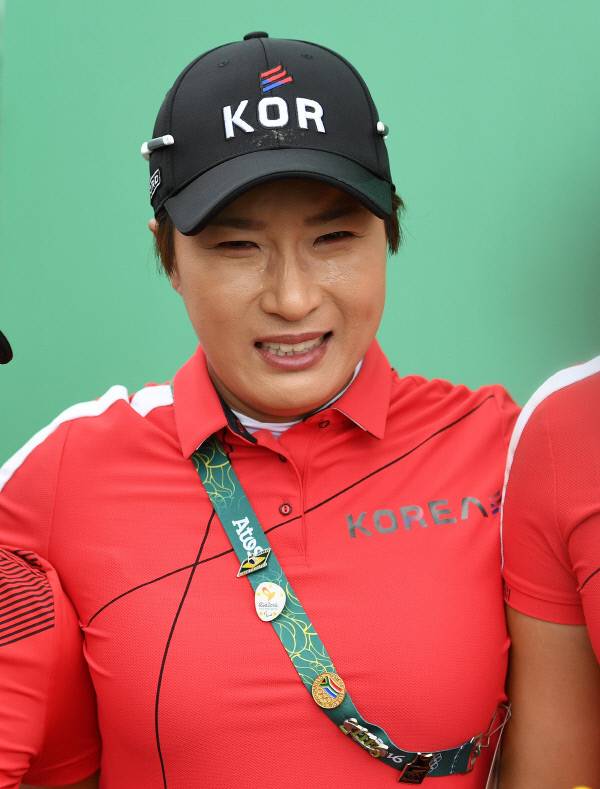 박인비(28, KB금융그룹)는 한국시간 21일 새벽 브라질 리우데자네이루 올림픽 골프코스(파71, 6245야드)에서 끝난 2016 리우올림픽 여자 골프에서 최종합계 16언더파를 기록하며 금메달을 목에 걸었다.  박세리 감독이 박인비의 금메달에 눈물을 흘리고 있다. 사진|OSEN