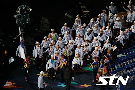 2012년 런던 패럴림픽대회 개막식에 한국 선수단이 입장하고 있는 모습