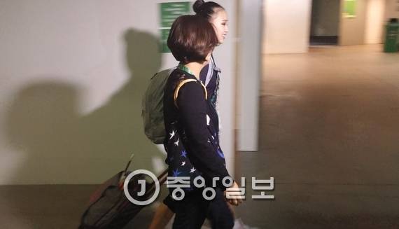 손연재가 어머니 윤현숙씨와 함께 경기장을 빠져나가고 있다. 김지한 기자