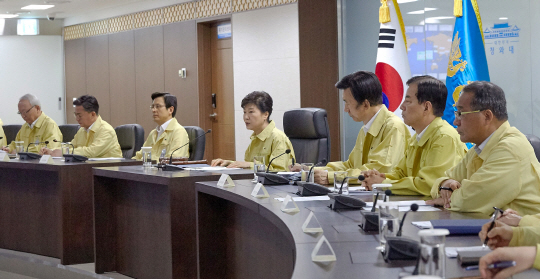 을지 NSC 주재 : 박근혜 대통령이 22일 오전 청와대에서 열린 2016년 을지 국가안전보장회의(NSC)를 주재하면서 북한 김정은 체제가 “심각한 균열 조짐을 보이고 있다”고 역설하고 있다. 연합뉴스