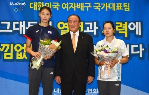 왼쪽부터 김연경, 서병문 대한배구협회장, 김해란. 지난 20일 오전 인천국제공항을 통해 귀국한 선수들과 협회장이 기념촬영을 했다. [사진=뉴시스]