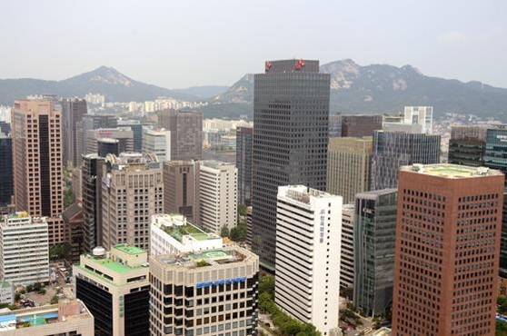 센터원 빌딩 서쪽을 보면 SK본사와 대우조선해양 빌딩 등 크고작은 오피스 건물들이 빌딩숲을 이루고 있다. /고성민 기자