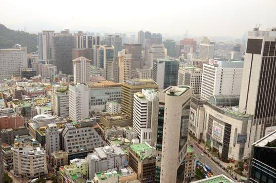 센터원 빌딩 남쪽을 바라보면 롯데백화점 본점(사진 오른쪽)이 내려다보인다. /고성민 기자