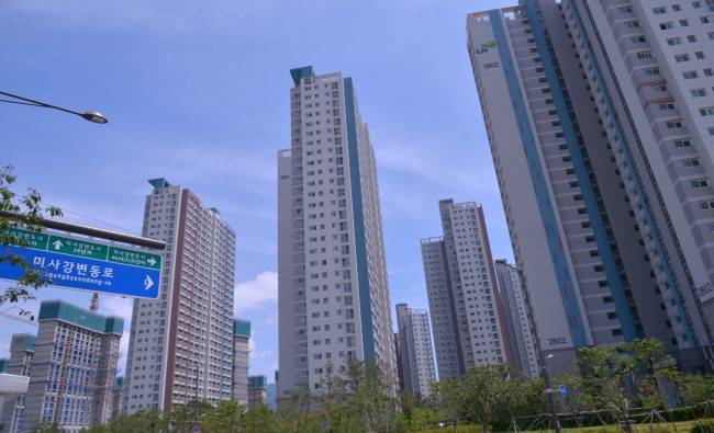 가계대출을 잡으려는 정부가 부동산시장에 대거 묶여 있는 집단대출을 관리하려고 하고 있다. 시장에서는 어떤 대책이 나오더라도 당장 타격은 없을 것으로 보고 있다. 사진은 분양권 거래가 활발하게 이뤄지는 미사강변도시. [이상섭 기자/babtong@heraldcorp.com]