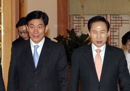 ⓒ연합뉴스 : 2009년 2월 국정원장 임명장을 받고 이명박 대통령과 걸어 나오고 있는 원세훈 국정원장(사진 왼쪽).