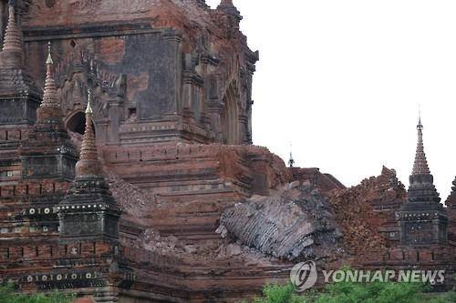 지진으로 무너져 내린 바간의 불탑[AFP=연합뉴스]