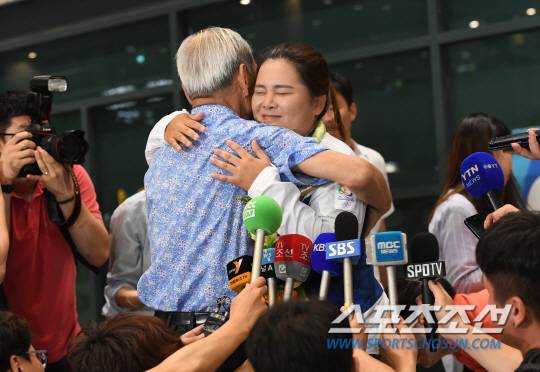 리우올림픽 여자골프에서 116년만에 금메달을 따낸 '골프 여제' 박인비가 23일 새벽 인천공항을 통해 귀국했다. 입국장에서 할아버지와 포옹을 나누고 있는 박인비. 인천=송정헌 기자 songs@sportschosun.com