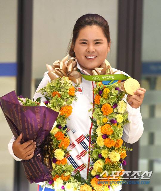 리우올림픽 여자골프에서 116년만에 금메달을 따낸 '골프 여제' 박인비가 23일 새벽 인천공항을 통해 귀국했다. 입국장에서 금메달을 들어보이고 있는 박인비. 인천=송정헌 기자 songs@sportschosun.com/2016.08.23
