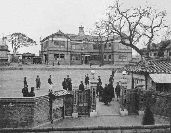 서울시 종로구 수송동(옛 박동)에 있던 보성고등학교의 옛 교사 모습. 일제시대인 1918년에 찍은 사진으로, 문패를 보면 보성전문학교, 보성학교, 보성초등학교, 보성사(출판사)가 한 자리에 있었음을 알 수 있다.