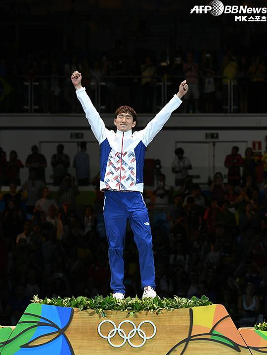 박상영이 리우올림픽 남자펜싱 에페 개인전 시상식에서 우승을 자축하고 있다. 사진(브라질 리우데자네이루)=AFPBBNews=News1
