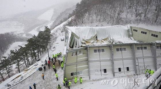 (경주=뉴스1) 김영진 기자 119구조대원들이 18일 오전 경북 경주 마우나오션리조트 체육관 붕괴사고 현장을 수색하고 있다.  17일 밤 부산외국어대 학생 및 이벤트 업체 직원 등 300 여명이 사고가 난 체육관에서 신입생 환영회에 참여하고 있었으며 붕괴사고로 10명이 사망했다. 2014.2.18/뉴스1