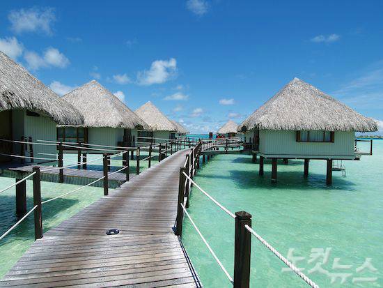 에메랄드 빛 바다를 가로 질러 걸으면 기분이 상쾌하다 (사진=웹투어 제공)