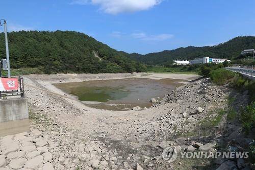 가뭄에 바닥 드러낸 저수지  전남 서남권 들녘에 가뭄이 이어져 전남 진도군 진도읍 동외저수지가 바닥을 드러내고 있다. [연합뉴스 자료사진]