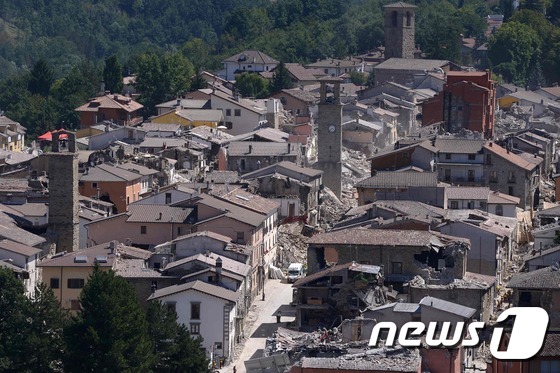 지난해 8월 이탈리아 중부 아마트리체에서 강진이 발생한 뒤 건물 곳곳이 폭격을 맞은 듯 붕괴된 모습. © AFP=뉴스1