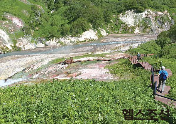 [헬스조선]헬기를 타야 갈 수 있는 캄차카 키흐피니쉬 화산 인근의 간헐천 계곡. 유네스코 세계자연유산 중의 하나이며, 세계에서 가장 긴 간헐천 중의 하나다.