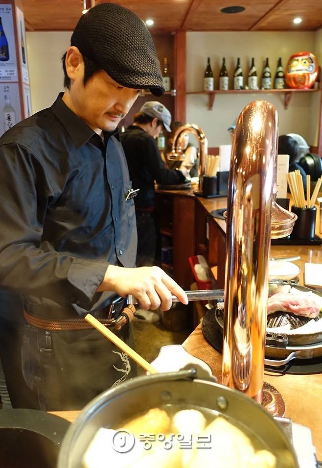 주성준 사장의 눈빛이 고기 굽는 자리에 서자 얘기 나눌 때와 다르게 매서워졌다.