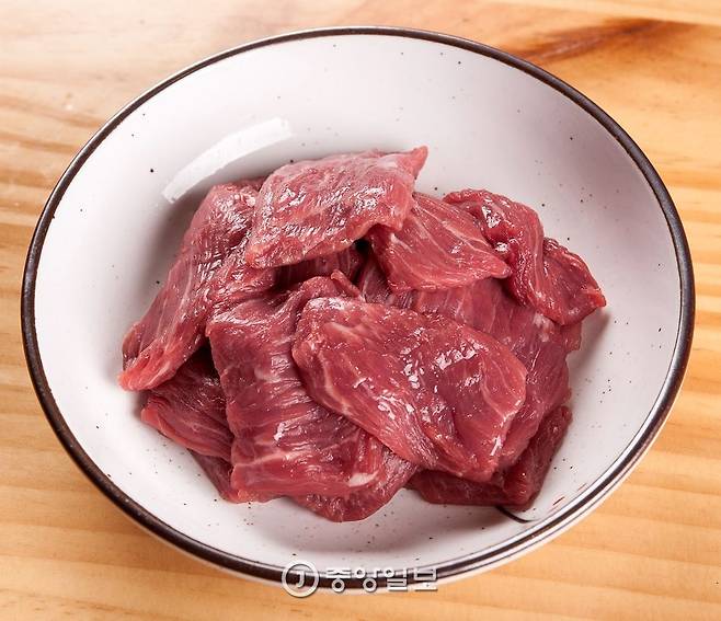 얼리지 않은 살치살 1인분(150g). 어린 양이라 기름이 적다. 한 마리에서 나온 것 전부다.