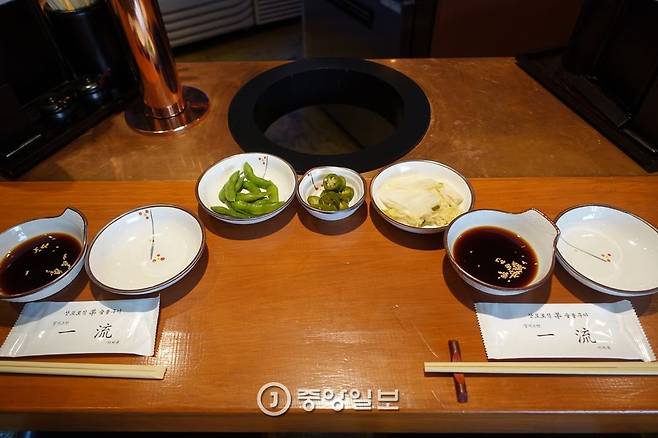 2인용 기본 차림. 자가제조 소스, 삶은 풋콩, 고추 초간장절임, 직접 담근 백김치.