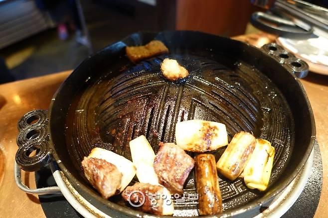 갈비 끝의 하얀 봉투는 오감만족을 추구하는 이치류의 조성준 사장이 촉각으로도 손님이 맛을 느끼라고 개발한 갈비손잡이다.