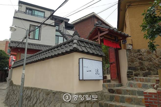 한남동 대로변 언덕에 8월 1일 개점한 이치류 한남점.