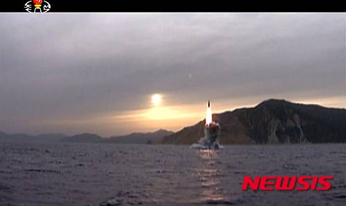 【서울=뉴시스】북한이 잠수함 발사 탄도미사일(SLBM)의 발사 영상을 1일 오후 조선중앙TV 를 통해 공개했다. 이날 공개된 기록영화에는 북한이 앞세우는 다양한 공격 무기와 김정은이 군대, 대학, 연구소 등을 방문 및 현지지도하는 모습을 공개했다. 탄도미사일은 지난 4월 23일 발사한 것이다. 2016.06.01. (사진=조선중앙TV 캡쳐)    photo@newsis.com