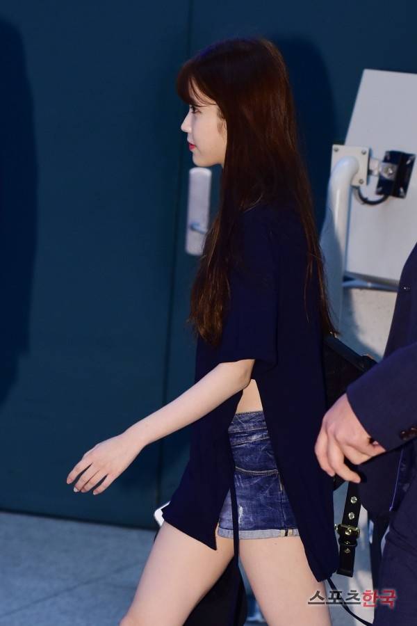 인천국제공항을 통해 입국하고 있는 가수 아이유. 사진=강도형 인턴기자 multi@hankooki.com