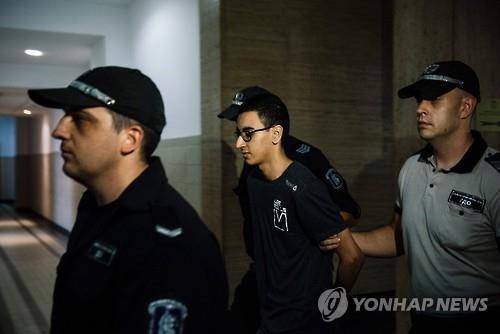 테러 관련 혐의로 체포된 무라드 하미드(가운데)[AFP=연합뉴스 자료사진]