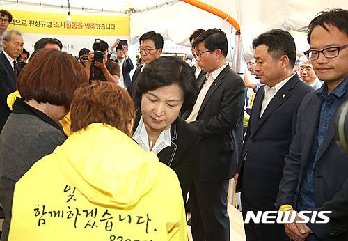 【서울=뉴시스】조성봉 기자 = 더불어민주당 추미애 대표가 29일 오후 서울 세종대로 광화문광장 세월호 유가족 농성장을 찾아 위로하고 있다. 2016.08.29.   photo@newsis.com