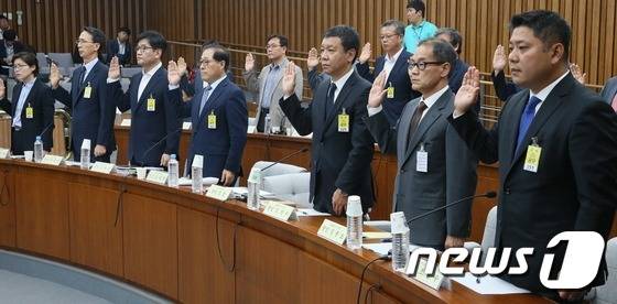 30일 서울 여의도 국회에서 열린 '가습기 살균제 사고 진상규명과 피해구제 및 재발방지 대책 마련을 위한 국정조사 특별위원회' 청문회에서 대형 유통업계 대표들이 증인 선서를 하고 있다. 2016.8.30/뉴스1 © News1 송원영 기자
