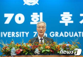 29일 열린 서울대 제70회 학위수여식에서 김인권 애양병원 명예원장이 축사를 하고 있다. (서울대 제공) © News1
