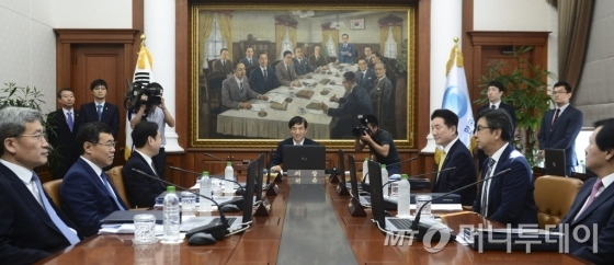 지난달 11일 오전 서울 중구 한국은행에서 열린 8월 금융통화위원회 본회의에서 이주열 총재를 비롯한 금통위원들이 대화하고 있다. /사진제공=뉴스1<br>