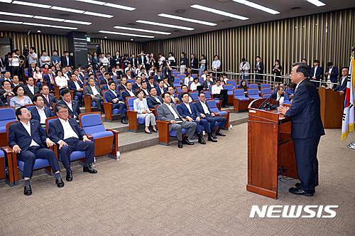 【서울=뉴시스】박진희 기자 = 이정현(오른쪽) 새누리당 대표가 30일 오전 서울 여의도 국회에서 열린 의원총회에 참석하여 어제 야당이 추가경정예산안 단독 표결 처리에 대해 대책을 논의하고 있다. 2016.08.30.    pak7130@newsis.com