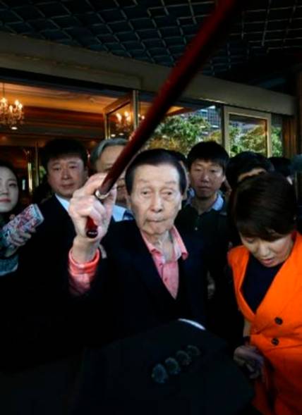 신격호 총괄회장이 이달 16일 오후 서울 중구 소공동 롯데호텔에서 정신감정을 받기 위해 서울대병원으로 향하고 있다. /연합뉴스