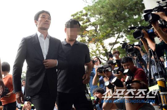 엄태웅이 피고소인 신분으로 1일 오후 경기 분당경찰서에 출석하고 있다. 엄태웅은 지난 1월 경기도 성남시 분당구의 한 오피스텔 내 마사지 업소에서 A(35.여)씨를 성폭행한 혐의를 받고 있다.  고소인 A씨는 지난 8월 15일 마사지 업소가 아닌 곳에 한 연예인이 찾아와 성폭행을 했다는 고소장을 제출했다.  분당=최문영 기자  deer@sportschosun.com /2016.09.01/