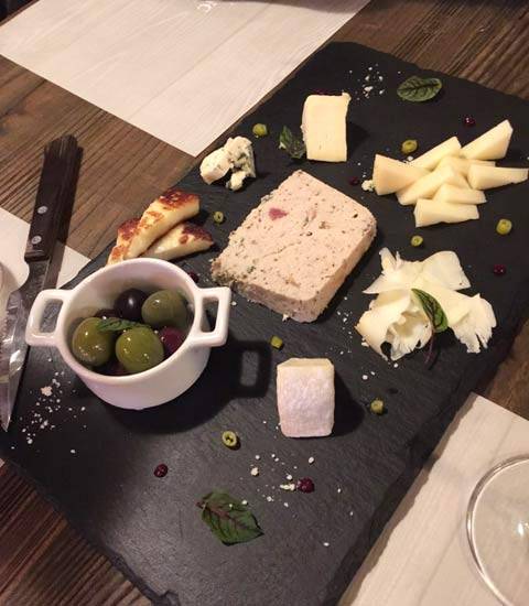 종류 별로 얇게 썰어 내놓은 7가지 치즈 /조선DB