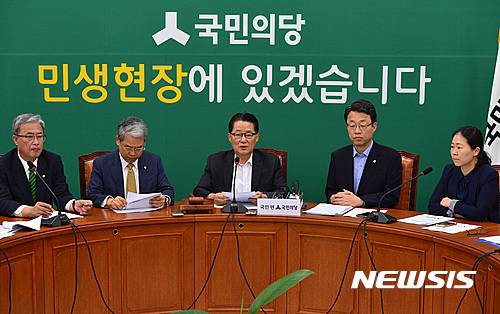 【서울=뉴시스】배훈식 기자 = 국민의당 박지원(왼쪽 세번째) 비상대책위원장 겸 원내대표가 1일 오전 서울 여의도 국회에서 열린 원내정책회의에 참석해 모두발언하고 있다. 2016.09.01.    dahora83@newsis.com