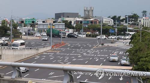 제주공항 내 렌터카 배차·반납 후 공항 교차로의 교통 체증이 해소돼 차량 통행이 수월해진 모습[연합뉴스 자료사진]