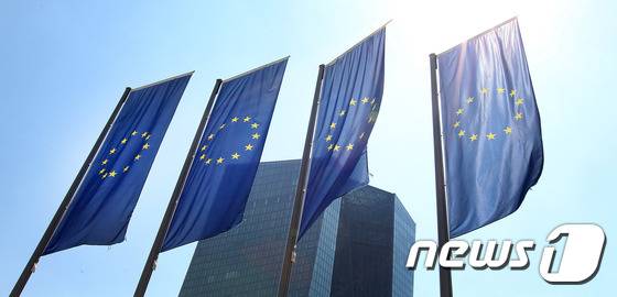 유럽연합(EU)의 공식기인 유럽기가 흩날리고 있다. © AFP=뉴스1